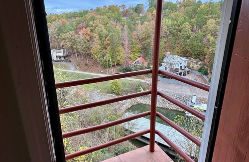 Counce House | Pickwick Lake front Estate - sensational views, Boat Slip & Pool sleeps 9