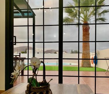 Tinajo Villa | Pico Partido villa heated pool