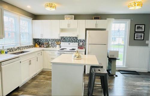 Prince Edward House | Picton Retreat Downtown - Serene, Stylish & Great Amenities