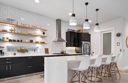 Holly House | Picture-Perfect + Trendy Vibes Minutes From Rainey