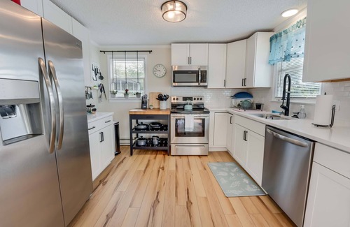 Colonial Beach House | Picture Perfect Waterfront in town Sleeps 6 Expansive Outdoor dining area