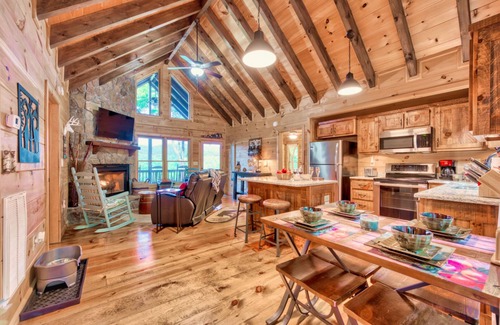 East Ellijay Cabin | Picturesque Cabin - Hot Tub, Fire Pit, Dog Friendly, Near Ellijay & Blue Ridge!