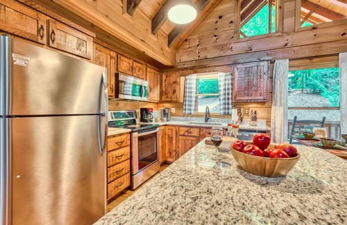 East Ellijay Cabin | Picturesque Cabin - Hot Tub, Fire Pit, Dog Friendly, Near Ellijay & Blue Ridge!