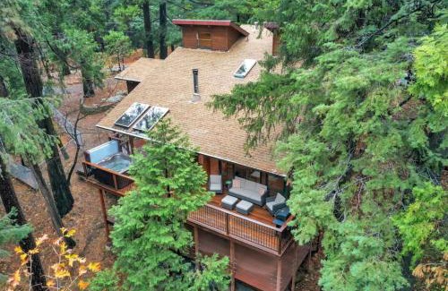 Nevada City House | Picturesque Cabin Hot Tub