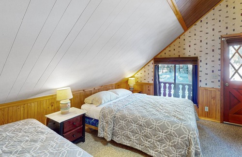 Pla-Vada Woodlands Cabin | Picturesque cabin with wood stove, deck, board games, & W/D - dog-friendly