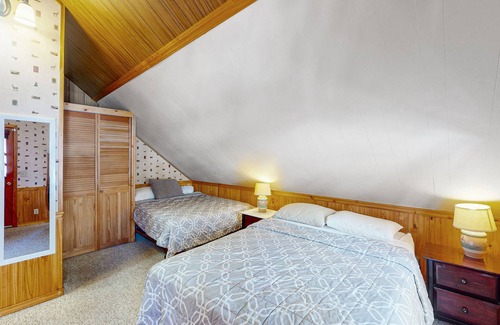 Pla-Vada Woodlands Cabin | Picturesque cabin with wood stove, deck, board games, & W/D - dog-friendly