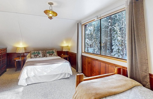 Pla-Vada Woodlands Cabin | Picturesque cabin with wood stove, deck, board games, & W/D - dog-friendly