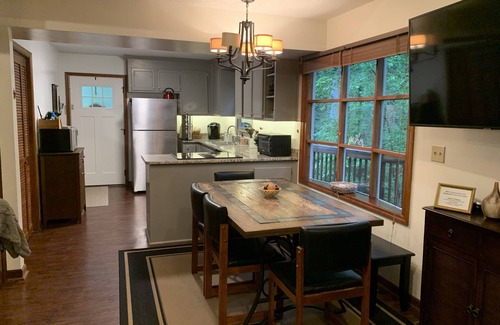Inman House | Picturesque cottage on Lake Bowen! Kayaks, Dock, Firepit, Deck, Privacy