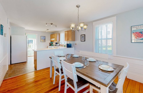 Port Clyde House | Picturesque cottage with full kitchen, sun room, private washer/dryer, & WiFi