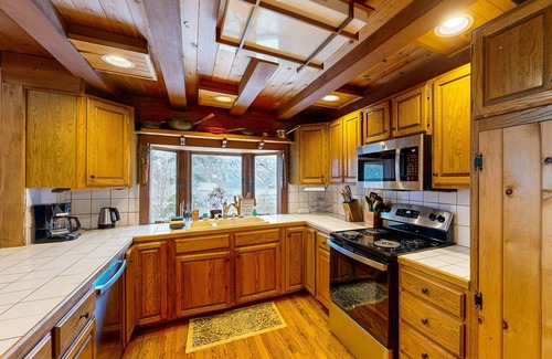 Eagle River House | Picturesque dog-friendly log cabin with stunning views and wood stove