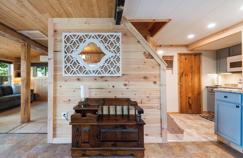 Portage Lake Cabin | Picturesque Family Lake Side Cabin
