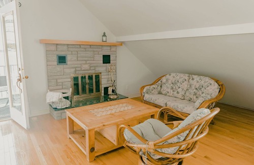 Maugerville Cottage | Picturesque Lakehouse ***Hot Tub***