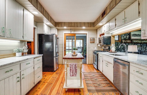 Lake Elmo Cottage | Picturesque Lake Elmo Cottage w/Fire Pits!