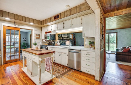 Lake Elmo Cottage | Picturesque Lake Elmo Cottage w/Fire Pits!
