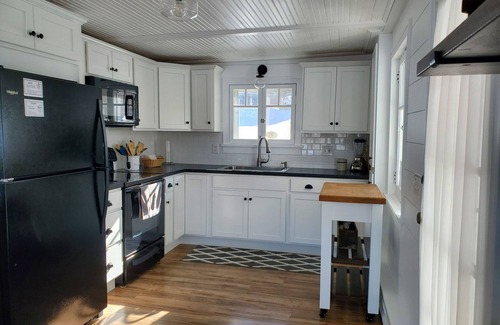 Cuba House | Picturesque Lakefront Cottage
