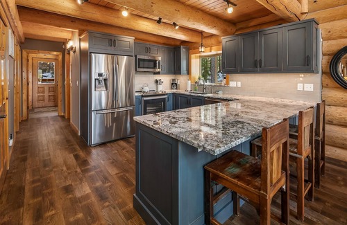 Cle Elum House | Picturesque Log Cabin on 5 Private Acres! Hot Tub * Large Yard * WiFi