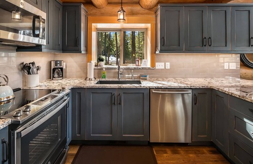 Cle Elum House | Picturesque Log Cabin on 5 Private Acres! Hot Tub * Large Yard * WiFi