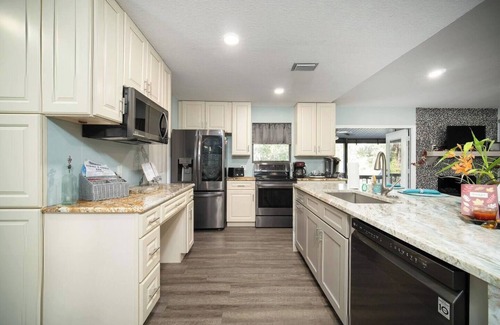 Middleburg House | Picturesque Middleburg Creek-view Vacation Home!