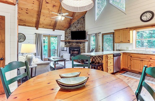 Foxfire Estates Cabin | Picturesque Mountain Cabin w/Hot Tub + Fire Pit!