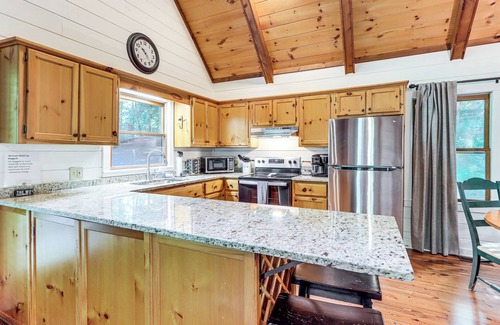Foxfire Estates Cabin | Picturesque Mountain Cabin w/Hot Tub + Fire Pit!