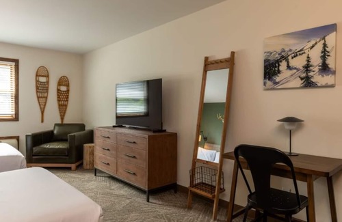 Schroon Lake Hotel | Picturesque Natural Beauty from our Lakeside Resort | Ideal Family Stay