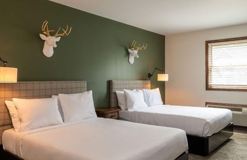 Schroon Lake Hotel | Picturesque Natural Beauty from our Lakeside Resort | Ideal Family Stay