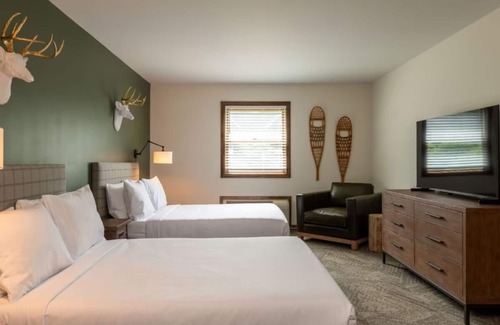 Schroon Lake Hotel | Picturesque Natural Beauty from our Lakeside Resort | Ideal Family Stay