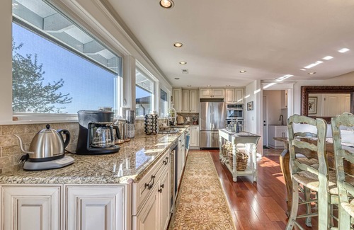 Newberg House | Picturesque Panoramic Vineyard Views From Home and Hot Tub, Pet Friendly, Private, Fire-Pit, BBQ