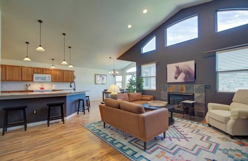 Palmer Lake House | Picturesque 'Pueblo' at Palmer Lake Sleeps 14