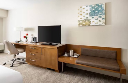 Tucson Hotel | Picturesque Retreat: Serene Views | Romantic Couple Stay | Pool