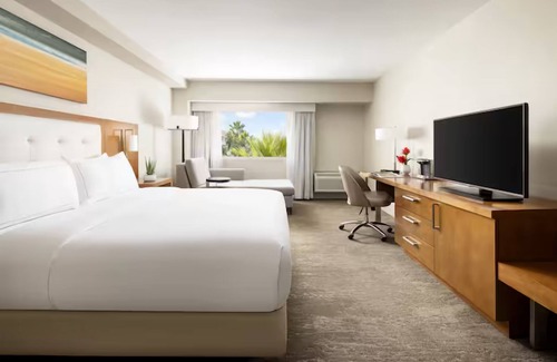 Tucson Hotel | Picturesque Retreat: Serene Views | Romantic Couple Stay | Pool