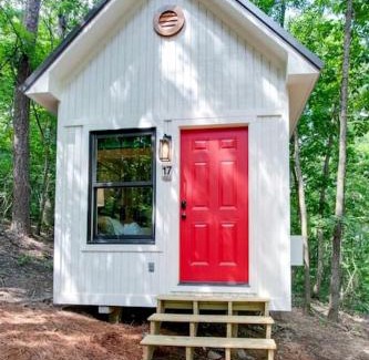 Groveoak House | Picturesque Tiny Cabin Surrounded by Nature in Alabama