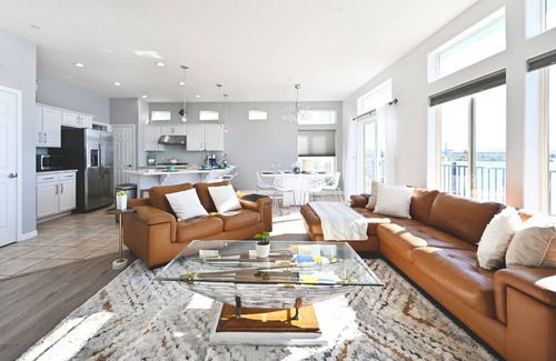 Sparks House | Picturesque Waterfront Modern Lake House