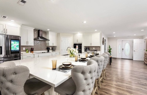 Chester House | Pier Pleasure Retreat- Waterfront & Private Pier
