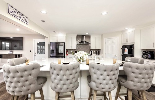 Chester House | Pier Pleasure Retreat- Waterfront & Private Pier
