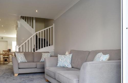 Hopton House | Pier View