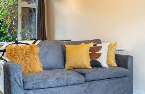 High Wycombe Apartment | Pierocks Carver Entire house, Hot tub & WIFI