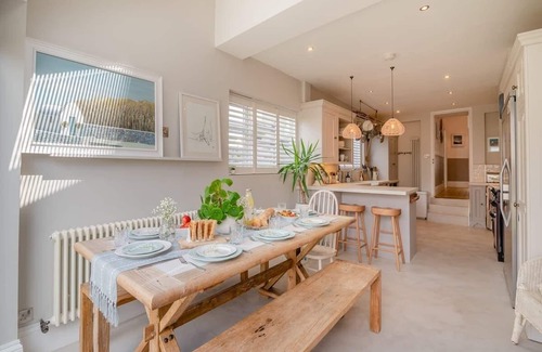 Clevedon House | *Pierside Coastal Retreat* Luxury, family friendly, sleeps 10. Steps to the sea.