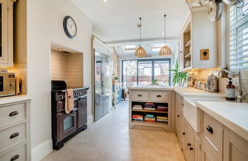 Clevedon House | *Pierside Coastal Retreat* Luxury, family friendly, sleeps 10. Steps to the sea.