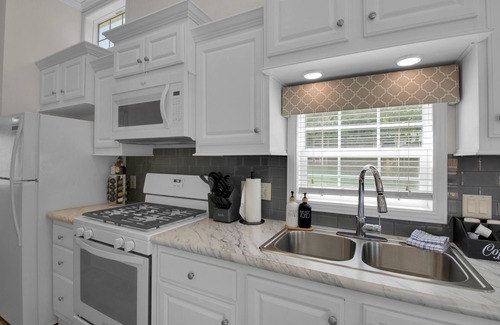 Gatlinburg - Pigeon Forge Cottage | Pigeon Forge 1BR Cottage with Loft