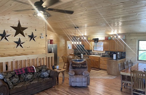 Wears Valley Cabin | Pigeon Forge ! Modern , Game Room , Hot Tub , Close to Gatlinburg