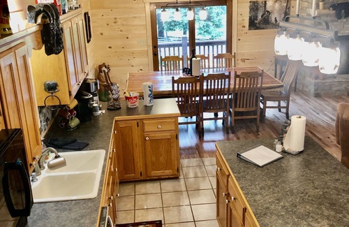 Wears Valley Cabin | Pigeon Forge ! Modern , Game Room , Hot Tub , Close to Gatlinburg