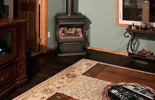 Division No. 11 Cottage | Pigeon Lake Direct Lakefront Home ***HOT TUB *** July/1st wk Aug