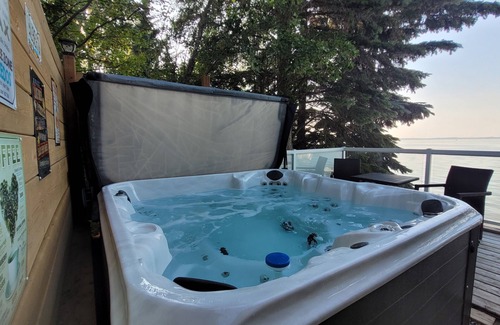 Westerose Cottage | Pigeon Lake Lakefront home . Hot tub, Starlink, firepit.