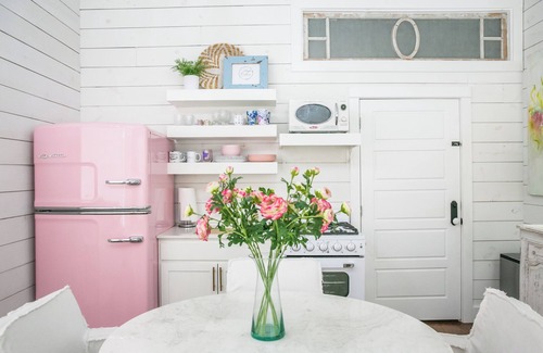 Burton House | "Pigs Fly" an Adorable Guest Suite in the Round Top Area
