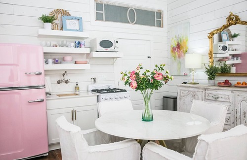 Burton House | "Pigs Fly" an Adorable Guest Suite in the Round Top Area
