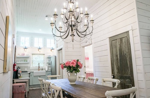 Burton House | Pigs Fly in Burton just minutes to Round Top Antiques Shopping and Dining