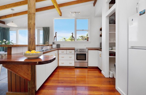 New Lynn House | Piha - City Escape, Piha Holiday Home