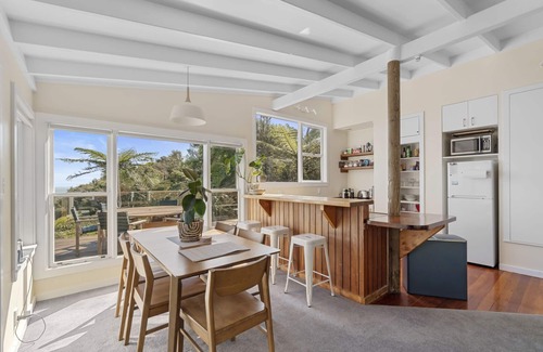 New Lynn House | Piha - City Escape, Piha Holiday Home