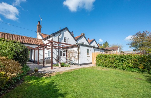 Woodbridge House | Pike Cottage - Two Bedroom House, Sleeps 4